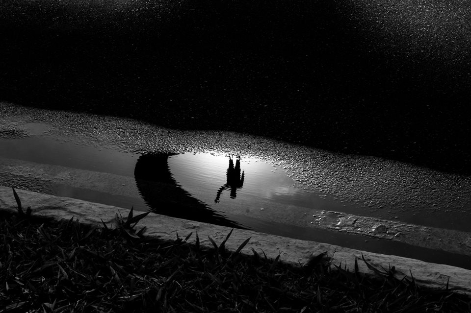 Reflexo da estátua de Juscelino Kubitschek no Memorial JK. Por ironia ou coincidência, a imagem do progresso reproduzida em uma poça d'água, bem hoje escasso no Distrito Federal.