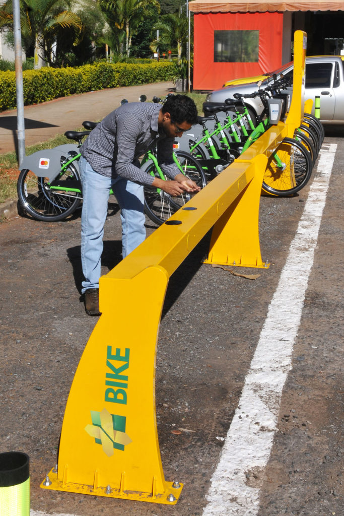 Asa Norte, Plano Piloto, Brasília, DF, Brasil 22/5/2018 Foto: Gabriel Jabur/Agência Brasília. O governo de Brasília entregará, nesta terça-feira (22), mais duas estações de bicicletas compartilhadas na Asa Norte. Elas ficam nas Quadras 408/409 e 410/411, região próximo à Universidade de Brasília (UnB), onde há grande utilização desses veículos. Com o reforço ao programa +Bike, a capital passa a contar, agora, com 47 estações de compartilhamento. De acordo com o secretário de Mobilidade, Fábio Damasceno, os novos pontos foram escolhidos em razão da alta demanda.