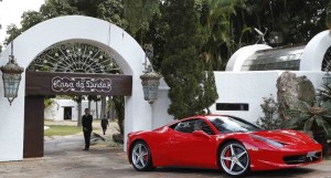 14/07/2015. Crédito: Pedro Ladeira/Folhapress. Brasil. Brasília - DF. Operação Lava - Jato. Carros de luxo (Porshe, Lamborghini e Ferrari) do senador Fernando Collor de Mello (PTB-AL), são levados apreendidos por agentes da PF da Casa da Dinda, residência do senador e antiga residência oficial da época que ele foi presidente, no Lago Norte, bairro nobre de Brasília.