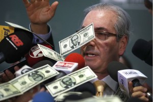 04/11/2015 - Credito :Dida Sampaio /AE -POLÍTICA - No momento em que concedia entrevista coletiva à imprensa, no Salão   Verde da Câmara dos Deputados, o presidente da Casa, Eduardo   Cunha (PMDB-RJ), foi alvo de um "banho" de notas falsas de dólar.    Um homem ligado ao movimento "Levante Popular da Juventude",   surpreendeu o deputado e, munido de um balde, jogou as notas em sua   cabeça. Cunha tentou se manter impassível e disse que não se sentia   constrangido com o episódio.