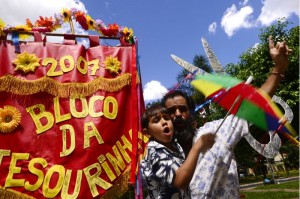 12/02/2015. Crédito: Ronaldo de Oliveira/CB/D.A Press. Brasil. Brassilia - DF. Jovens a frente dos novos blocos de rua. Renato Fino e seu filho Pedro
