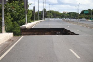 06/02/2018. Crédito: Arthur Menescal/Esp. CB/D.A. Press. Brasil. Brasília - DF. Desabamento do Viaduto do Eixão Sul.
