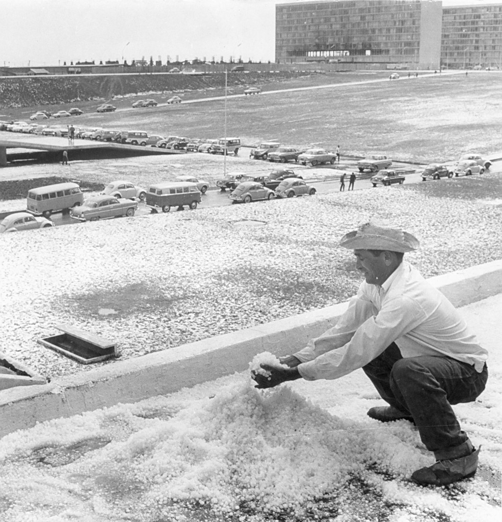 Candango brinca com gelo decorrente de chuva de granizo, em 1964 - Arquivo do Correio Braziliense