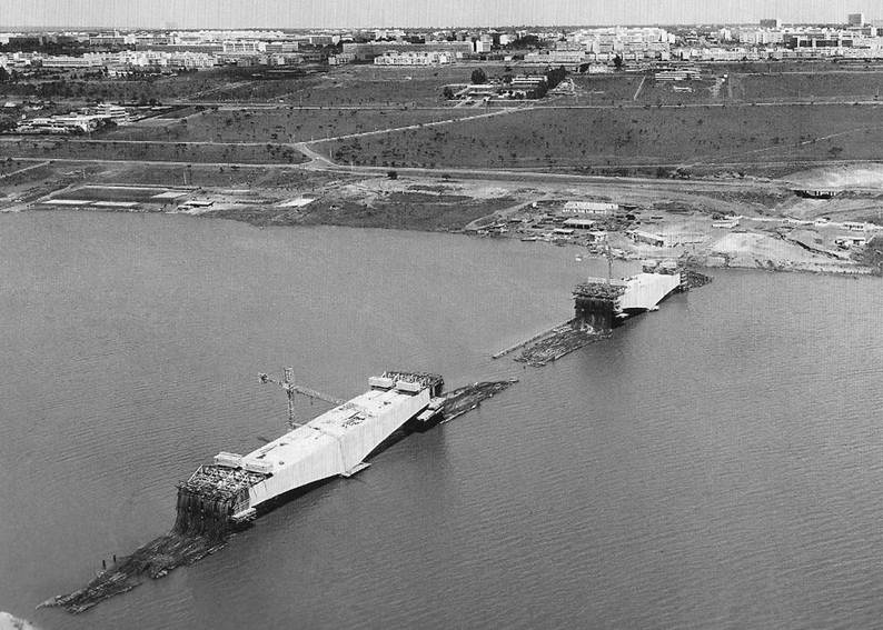Construção da então Ponte Costa e Silva. Foto do Arquivo Público doDF