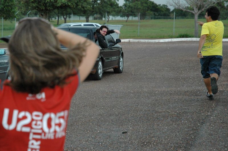 De dentro do carro, Bono, líder do U2 em Brasilia. Fotos de Breno Fortes (19/2/2006)