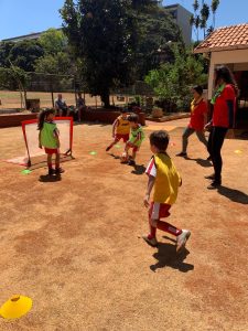 Escola de futebol e inglês Little Kickers. Divulgação