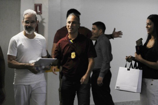 Luiz Estevão de uniforme de presidiário