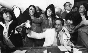 24/06/1988. Crédito: Júlio Alcântara/CB/D.A Press. Brasil. Brasília - DF. A deputada federal Maria de Lourdes Abadia, Rose de Freitas, a deputada Ana Maria Rattes, Moema São Thiago, com o senador Fernando Henrique Cardoso e o tucano, símbolo da criação do novo partido, o PSDB.