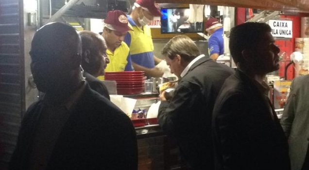 Bolsonaro come cachorro-quente na Asa Norte