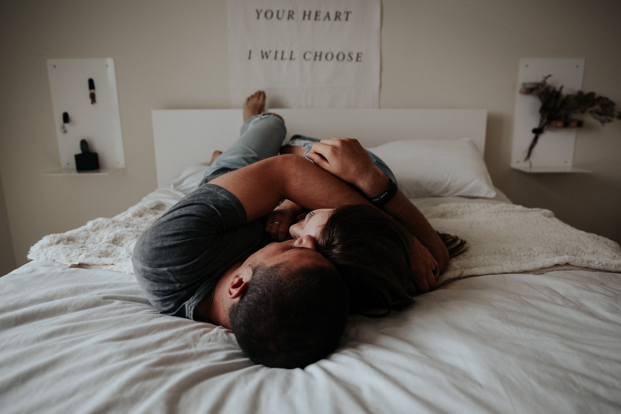 Casal na cama. Becca Tapert/Unsplash