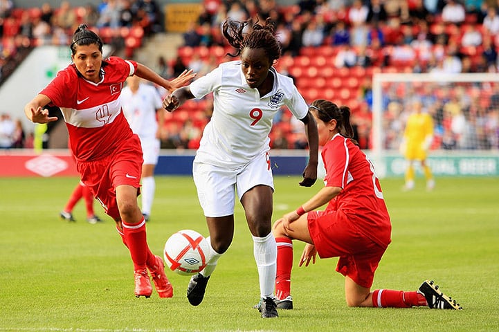 aniola-aluko-racismo-futebol-inglaterra