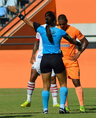 2017. Crédito: Marcos Farias/Divulgação. Mulheres dentro da arbitragem no futebol. A árbitra Rejane Caetano na sua estreia na séria A do Campeonato Carioca.