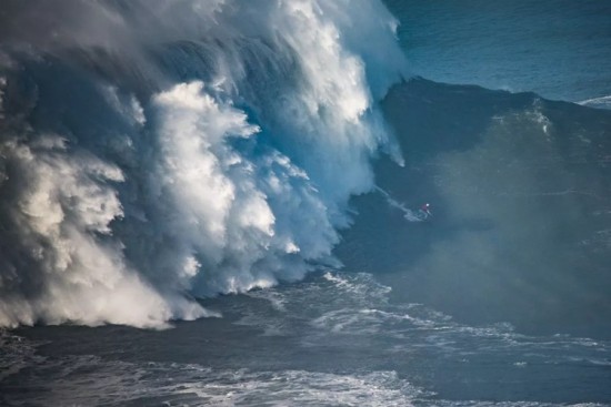 Maya Gabeira pega maior onda da carreira. em Nazaré