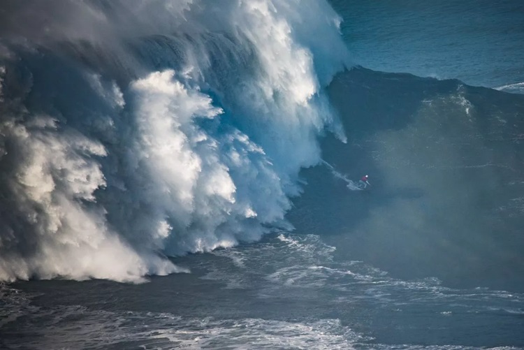 Maya Gabeira pega maior onda da carreira. em Nazaré