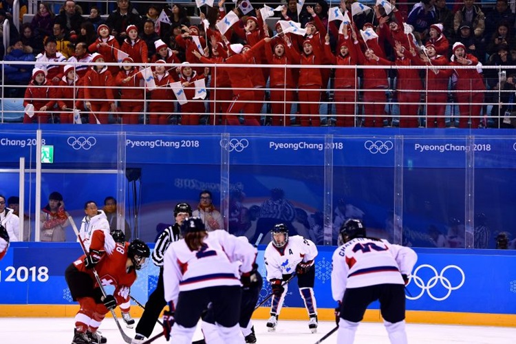 Equipe de hóquei feminina foi símbolo da união entre Coreia do Sul e do Norte nos Jogos de PyeongChang/ Foto: Brendan Smialowski/AFP