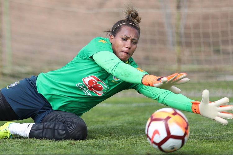 Goleira Bárbara em treino da Seleção Brasileira na preparação para Copa América do Chile
