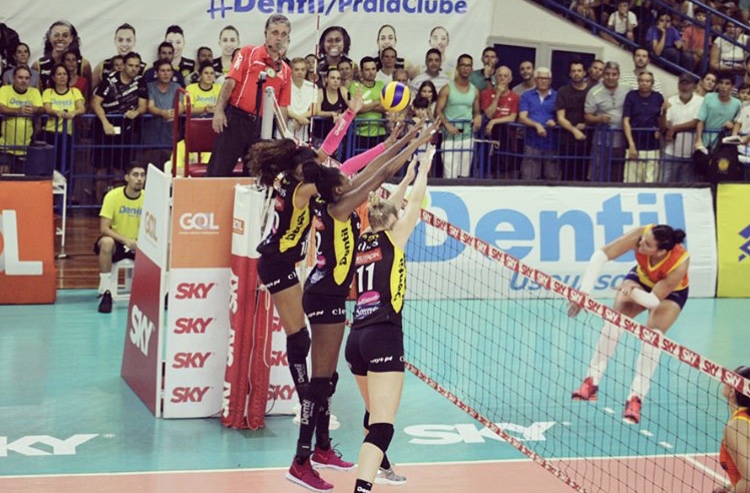 Praia Clube bloqueia ataque de Tandara, do Osasco, pela Superliga 2017/2018
