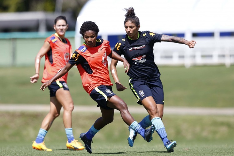 Formiga e Cristiane em treino da Seleção Brasileira para disputar Copa América 