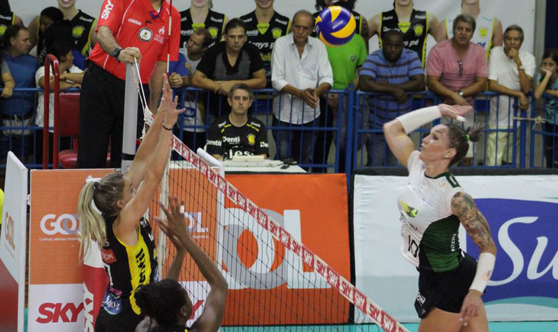 Bauru, da oposta Tifanny, contra o Praia Clube pelas quartas de final de Superliga feminina