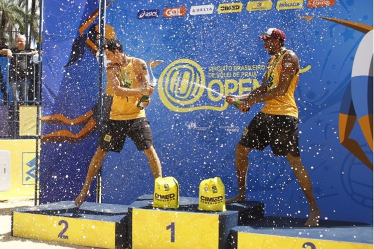 Andrés Stein e Evandro no alto do pódio do SuperPraia / Ana Rayssa/Esp. CB/D.A Press