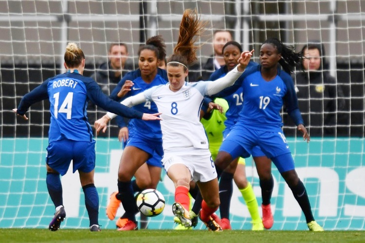 França e Inglaterra em jogo pela SheBelieves Cup, em 2018 | Foto: AFP