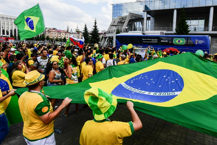 Torcedores recepcionam a Seleção Brasileira na chegada ao hotel em Kazan | Foto: Luis Acosta/AFP