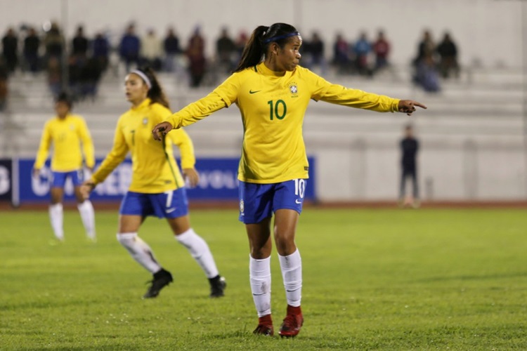 Victória Albuquerque comanda o meio de campo do Brasil| Foto: Fernanda Coimbra/CBF