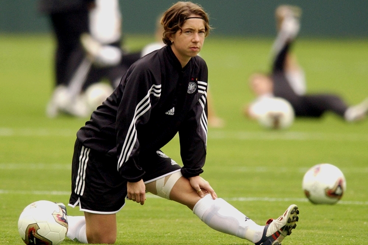 A ex-jogadora Maren Meinert já foi indicada quatro vezes ao prêmio de melhor técnica de futebol feminino | Foto: AP Photo/Joe Cavaretta
