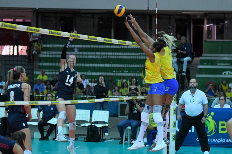 Seleção Brasileira de vôlei em amistoso contra Estados Unidos em Brasília
