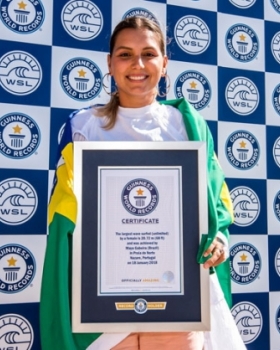 Maya Gabeira surfa maior onda entre as mulheres e entra para o Guinness Book, o livro dos recordes