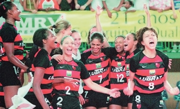 Título da Superliga 2000/2001: Flamengo se torna tricampeão no vôlei brasileiro