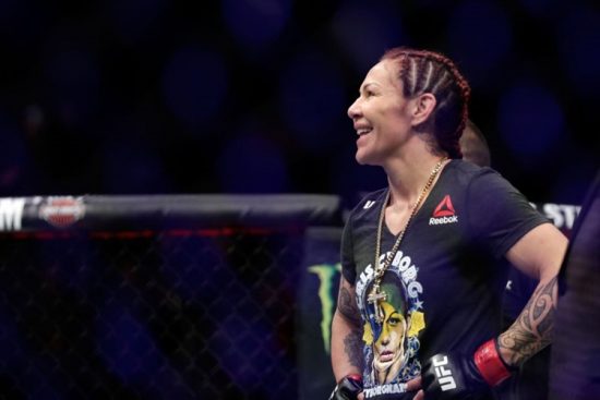 Cris Cyborg fala que vai continuar lutando dentro ou fora do UFC e que não vai baixar do peso-pena para continuar na organização