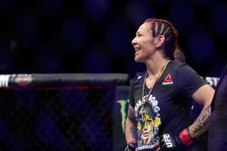 Cris Cyborg fala que vai continuar lutando dentro ou fora do UFC e que não vai baixar do peso-pena para continuar na organização