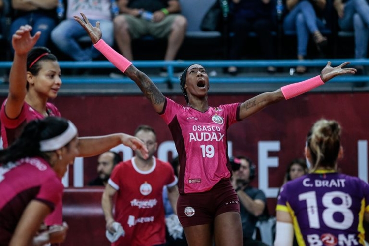 Hooker e jogadoras do Osasco comemoram a vitória sobre o Barueri nas quartas de final da Superliga feminina de vôlei 