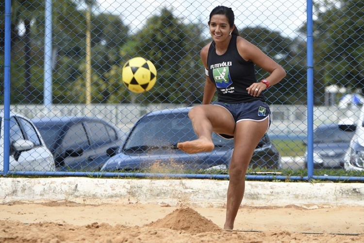Lana Miranda, jogadora de futevôlei campeã mundial