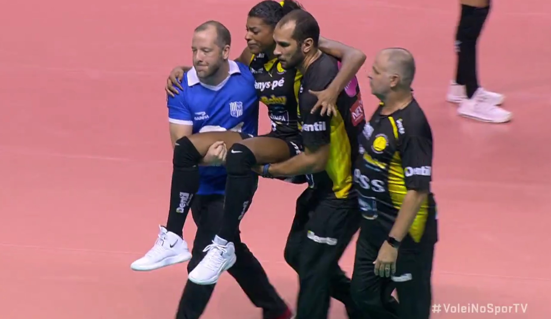 Fernanda Garay, ponteira do Praia Clube, sofre torção no tornozelo direito durante primeiro jogo da final da Superliga pão de queijo 