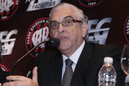 Mario Celso Petraglia, presidente do Conselho Deliberativo do Athletico, humilha repórter mulher em coletiva de imprensa do clube
