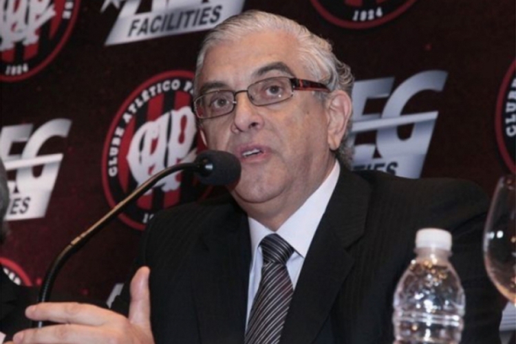 Mario Celso Petraglia, presidente do Conselho Deliberativo do Athletico, humilha repórter mulher em coletiva de imprensa do clube