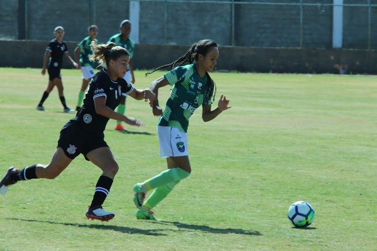 Tamires em disputa de bola na vitória do Corinthians sobre o Minas Icesp Df, pelo Campeonato Brasileiro feminino A1