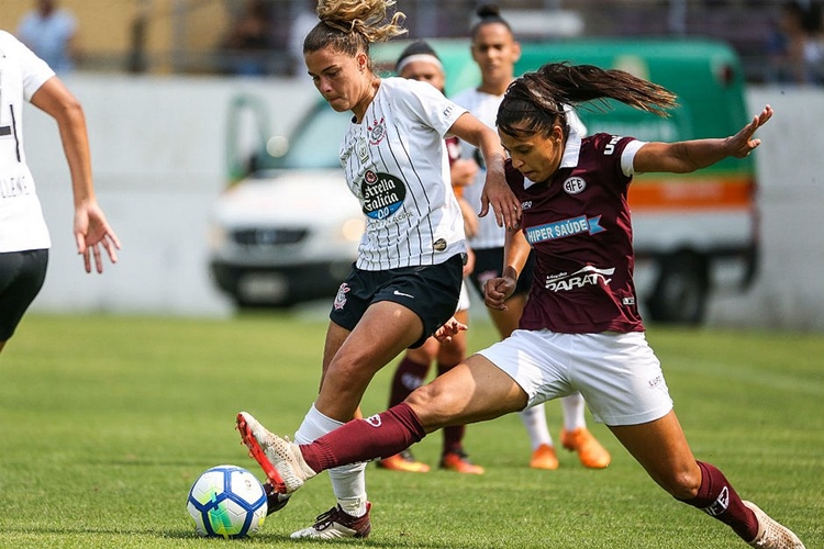 A jogadora Tamires, do Corinthians, disputa a bola com uma jogadora da Ferroviária. Os dois times decidiram o título do Brasileirão e disputam a Libertadores feminina em 2019