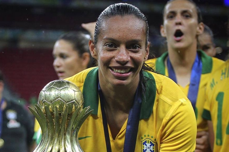 Rosana com o troféu de campeãs do Torneio Internacional de Brasília de 2014
