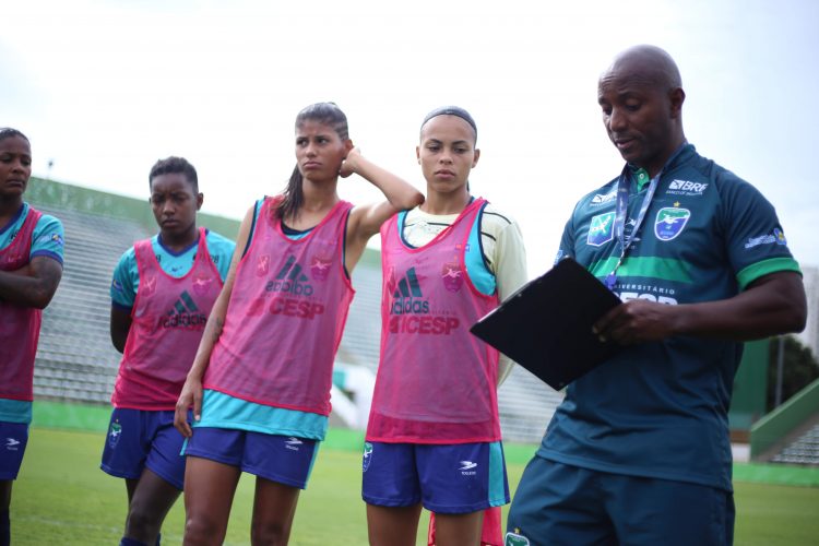 Treinador Singo Santos, dá instruções para as jogadoras do Minas Icesp Brasília