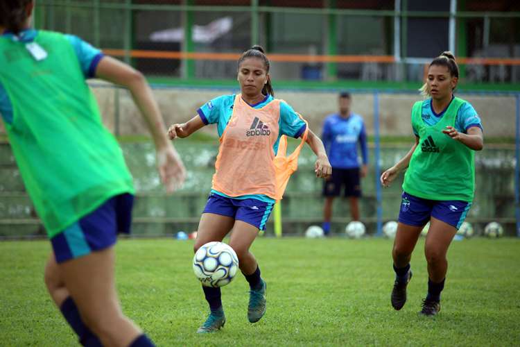 A meia Katrine, ex-Grêmio, em treino com o Minas Icesp Brasília antes da estreia no Brasileirão feminino 2020