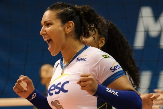 Oposta brasiliense Tandara está voando no Sesc Rio de Janeiro, do técnico Bernardinho