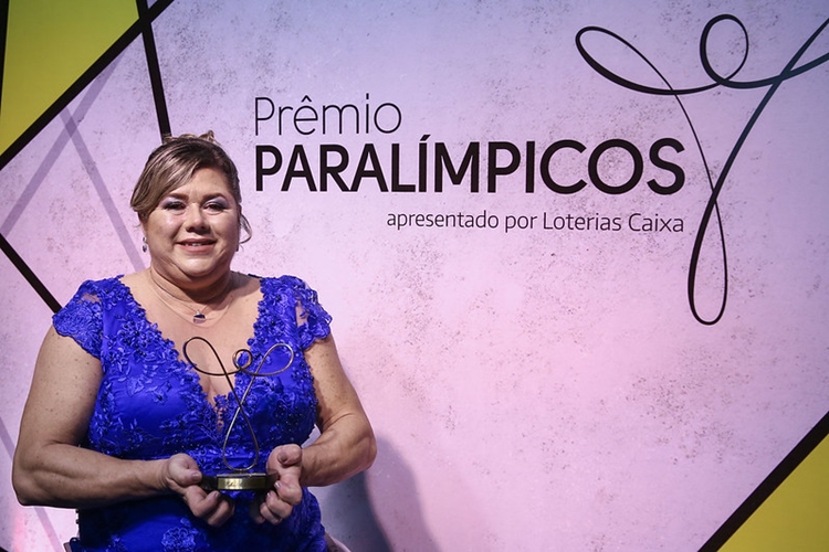 Mulheres nas Olimpíadas: a atleta paralímpica Beth Gomes com o prêmio de melhor do ano de 2019, premiação realizada pelo Comitê Paralímpico Brasileiro (CPB)