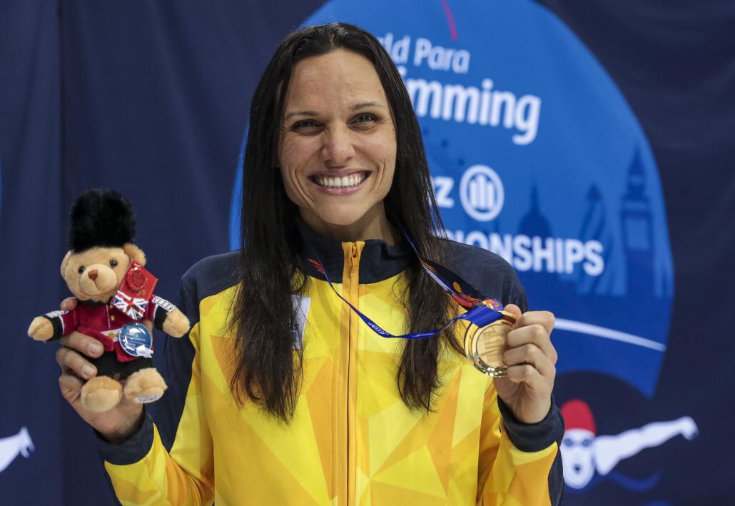 Estreante, a brasileira Maria Carolina Santiago é campeã mundial de natação paralímpica