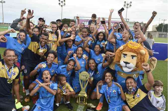 Time de futebol Real Brasília feminino com a taça de campeão do candangão feminino de 2019