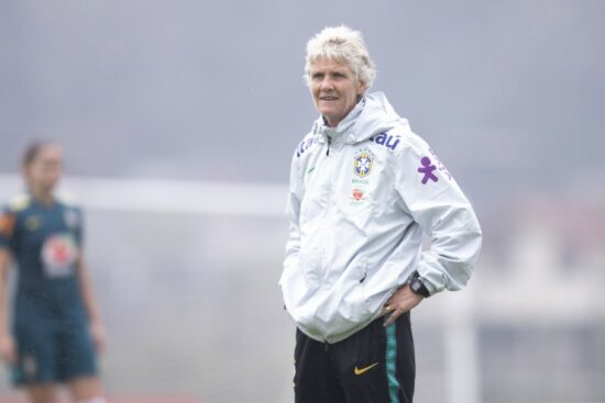 A técnica Pia Sundhage em treino da Seleção Brasileira feminina na Granja Comary em preparação para os Jogos Olímpicos de Tóquio