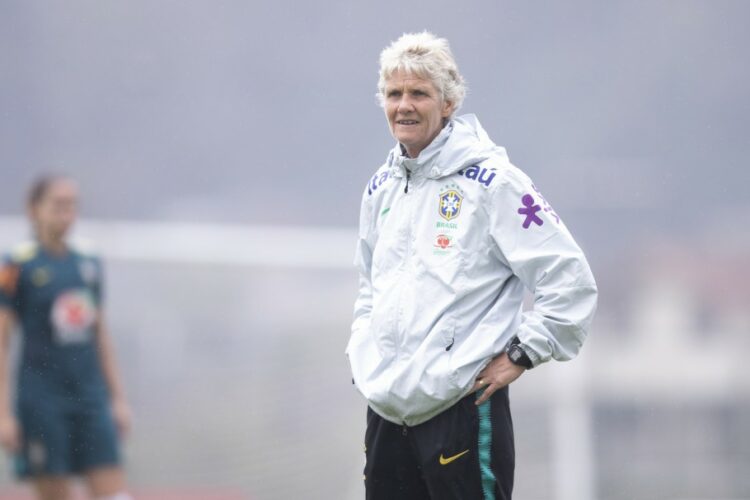 A técnica Pia Sundhage em treino da Seleção Brasileira feminina na Granja Comary em preparação para os Jogos Olímpicos de Tóquio