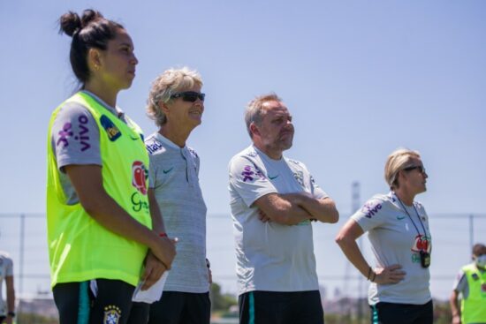 A sueca Pia Sudhage com a comissão técnica diversificada no comando da Seleção Brasileira feminina